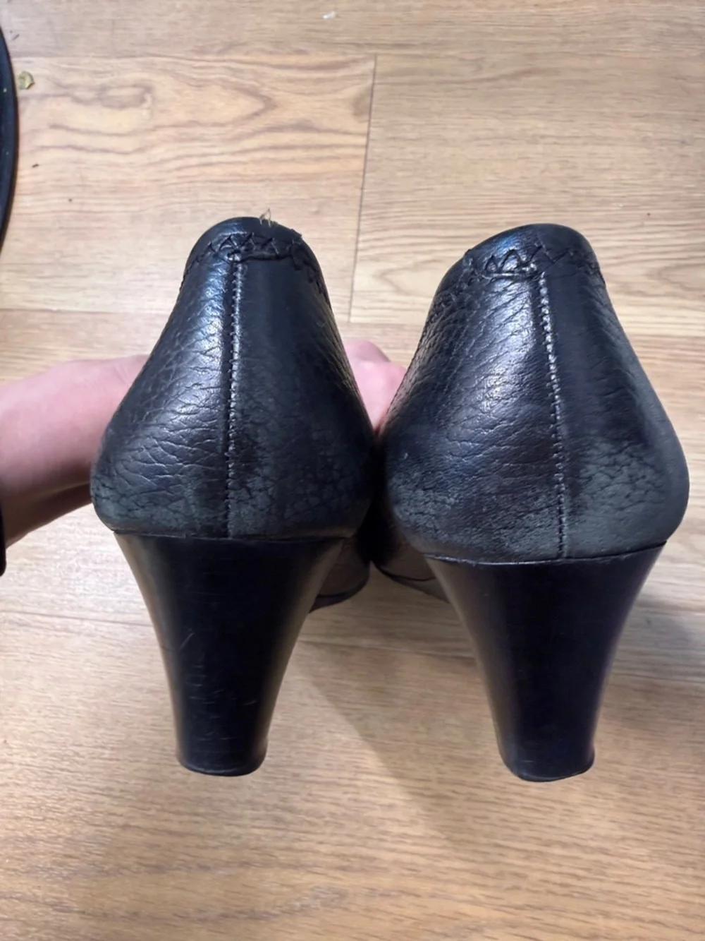 Tory Burch Black Pebbled Leather Wedge Pumps with Logo Emblem - Picture 9 of 10